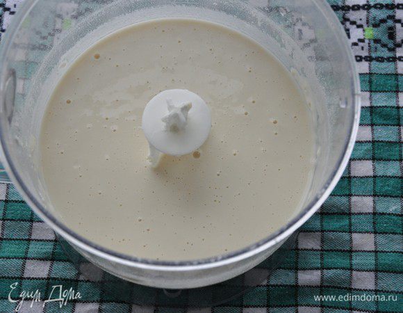 Добавить просеянную муку, соль, сахар и хорошо взбить, чтобы не было комочков.