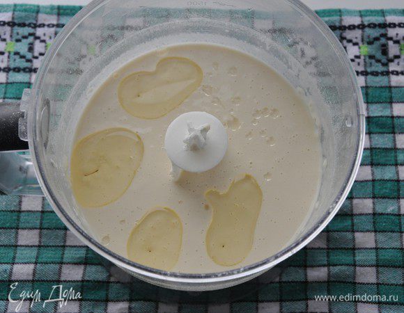 Налить растительное масло и еще раз хорошо взбить. Должно получится жидкое блинное тесто.