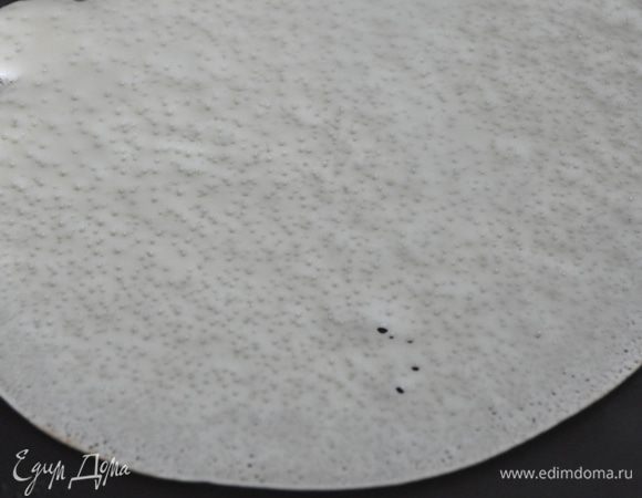 Блинную сковородку хорошо разогреть, перед первом блинчиком смазать растительным масло. Выпекать блинчики с двух сторон до золотистого цвета. Тесто периодически помешивать половником. Если необходимо, смажьте сковороду раст. маслом еще раз.