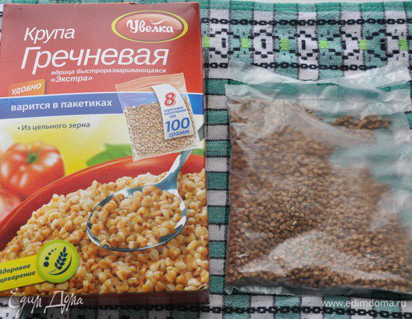 Пока выпекаются блины, приготовим начинку. Для этого отварить пакетик гречневой крупы в подсоленной кипящей воде 15 минут на умеренном огне. Пакетик достать из воды, дать стечь воде.