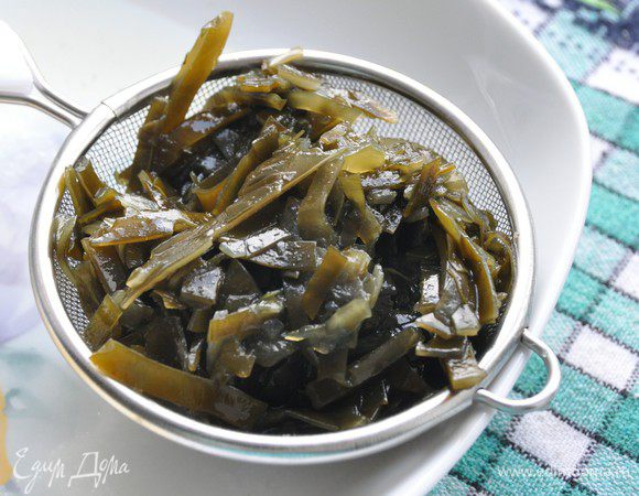 Маринованную морскую капусту процедить через сито от лишней жидкости. Укроп мелко порезать.