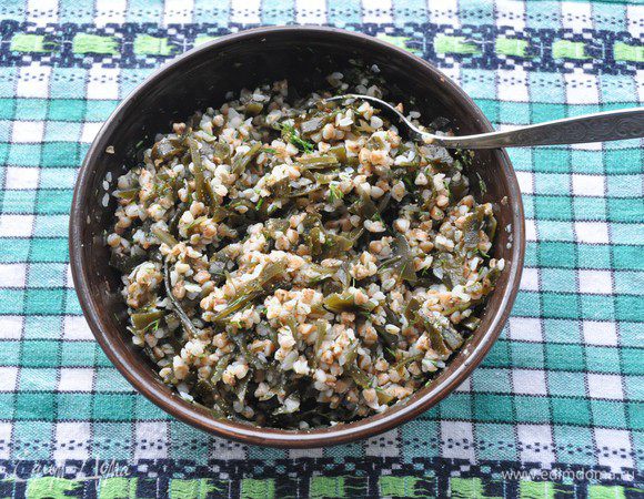 Смешать в глубокой миске гречку, морскую капусту, укроп. Если необходимо посолить и поперчить. Полить начинку парой столовых ложек нерафинированного (!) масла. Лучше какого-нибудь орехового или тыквенного. У меня было нерафинированное подсолнечное масло. Начинка готова.