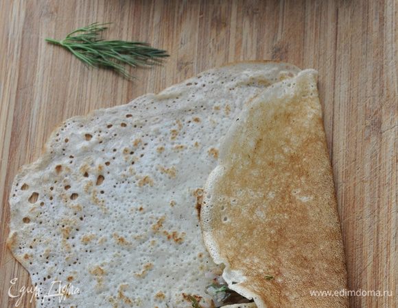 Нафаршировать готовые блинчики.