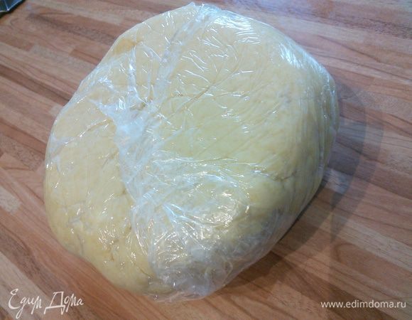 Для теста смешать холодное масло, мелко нарезанное с остальными ингредиентами. По необходимости добавить 1-2 ст л ледяной воды. Собрать тесто в комок, обернуть пленкой и поставить в холодильник на 30 мин.