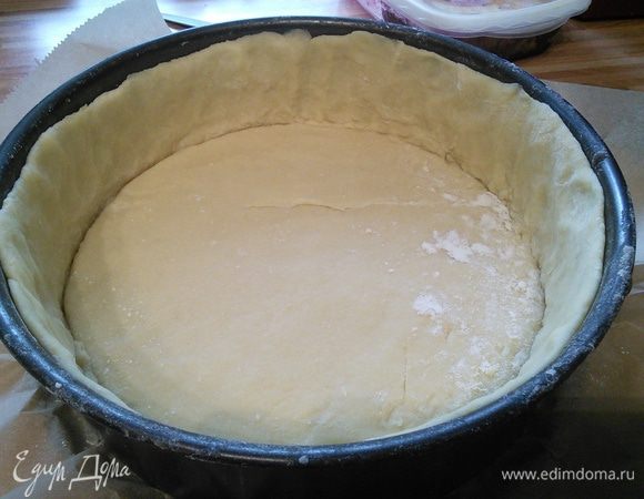Выложить донышко, из остатков теста сформировать бортики, выложить ими форму и хорошенько прижать.