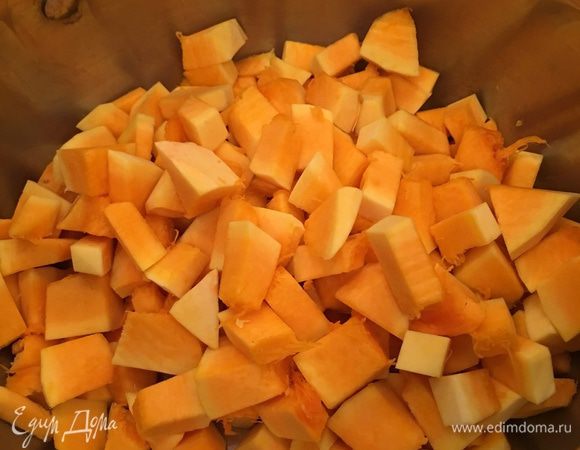 Очищаем тыкву от кожуры и семечек. Нарезаем на небольшие квадратики. 