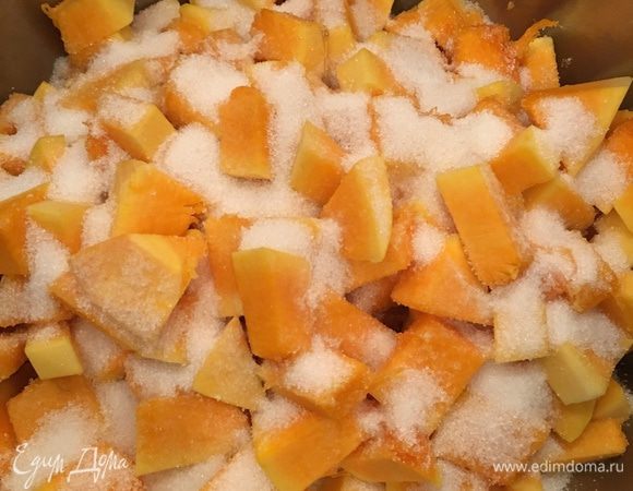 Нарезанную тыкву перекладываем в кастрюлю и засыпаем сахзамом.