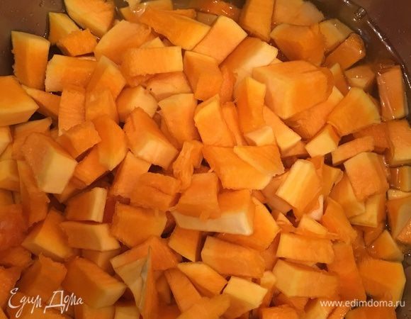 Даем так постоять 4-5 часов, чтобы тыква дала свой сок.