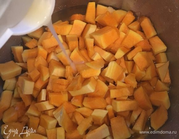 Затем выжимаем сок из лимона, процеживаем его и вливаем в кастрюлю с тыквой. На этом этапе можно добавить ванилин, гвоздику, корицу или любую другую специю на ваш вкус. Я не добавляла ничего.