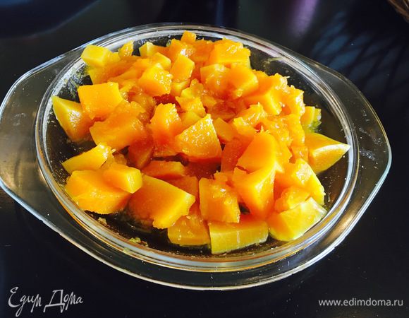 Доводим до кипения и варим еще около часа на мелком огне. 
Затем, как остынет, перекладываем в красивую вазочку и наслаждаемся!