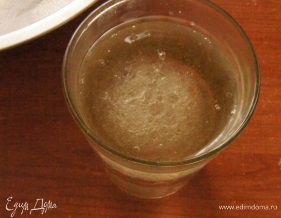 Начнем?
Тесто для этой галеты очень простое, в этом его прелесть!
Смешать растительное масло с кипятком.