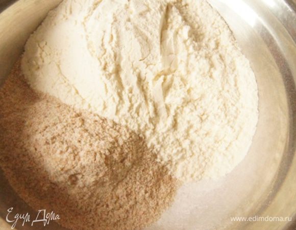Оба вида муки просеять вместе с солью и разрыхлителем.