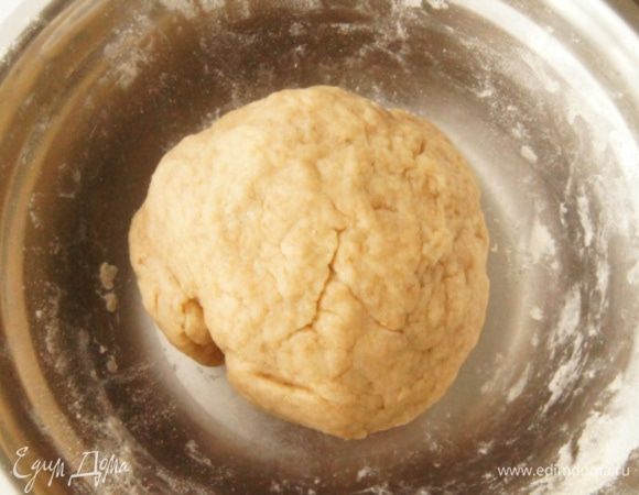 Смешать воду-масло и мучную смесь. Замесить достаточно плотное тесто. Оставить его на 10-15 минут отдохнуть.