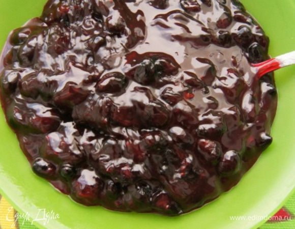 А пока займемся начинкой.
Для этой галеты подойдет ваша любимая ягода, свежая или замороженная не важно.
У меня была замороженная жимолость, которую пришла пора переработать и съесть) Поставить кастрюлю на огонь, всыпать жимолость, уже слегка размороженную, сахар, ванилин и крахмал. Перемешать. Варить до густого варенья, постоянно помешивая. Остудить.