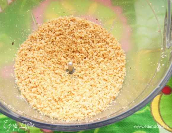 Фундук подсушить в духовке, снять шелуху и измельчить в крошку.