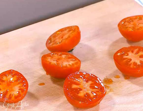 Помидоры разрезать пополам поперек, сбрызнуть оливковым маслом, посолить и поперчить.