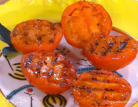 Разогреть сковороду-гриль, выложить помидоры срезом вниз и обжаривать не больше минуты, затем переложить на тарелку.