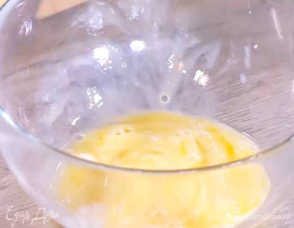 Яйцо разболтать вилкой.