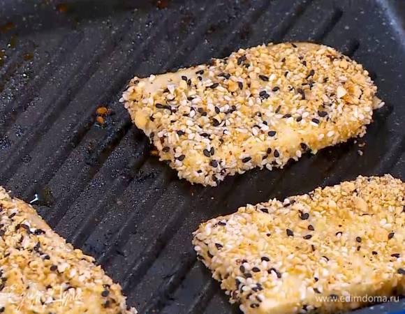 Сулугуни нарезать крупными кусками, обмакнуть в яйцо, обвалять в орехово-кунжутной смеси, выложить на разогретую сковороду-гриль, где жарились помидоры, и обжарить с двух сторон до золотистой корочки.