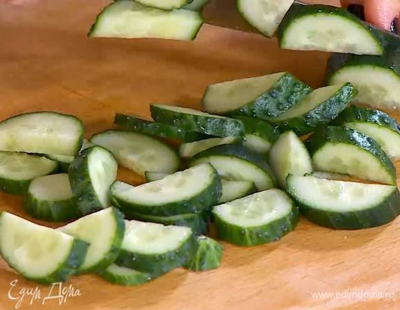 Огурец нарезать на кусочки среднего размера.