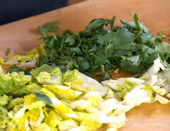 Базилик и кинзу крупно порубить.