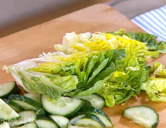 Салат романо порезать.