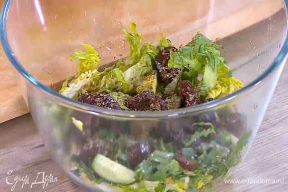 Соединить огурцы, салат, оливки, зелень, посыпать орегано, полить винным уксусом и оставшимся оливковым маслом, посолить, поперчить и перемешать.