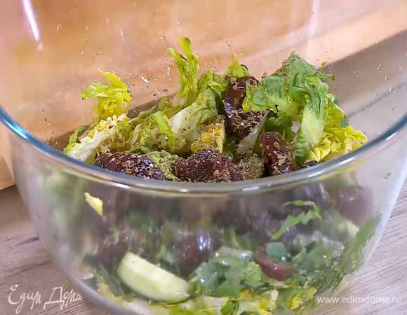 Соединить огурцы, салат, оливки, зелень, посыпать орегано, полить винным уксусом и оставшимся оливковым маслом, посолить, поперчить и перемешать.