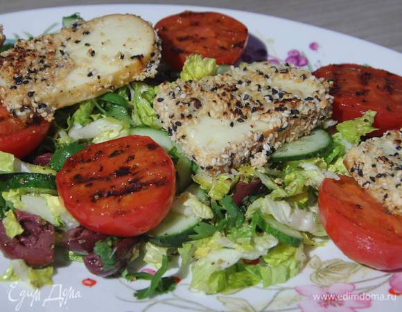 Салат выложить на блюдо, сверху поместить помидоры срезом вверх и обжаренный сулугуни.