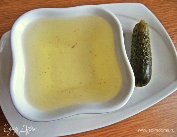 Процеживаем из банки рассол. Можно взять капустный.