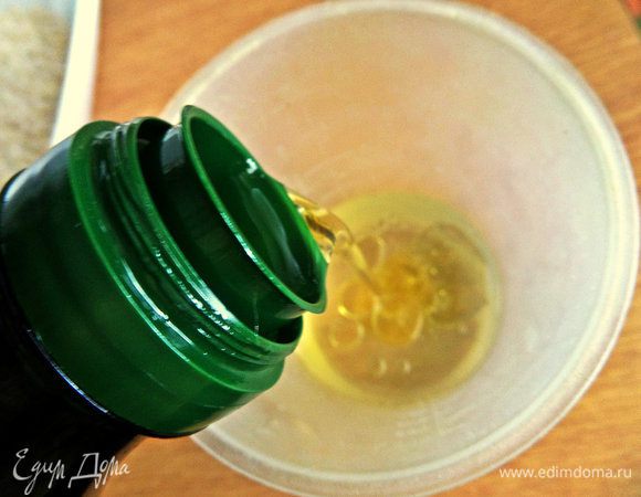 Вливаем в рассол оливковое масло.