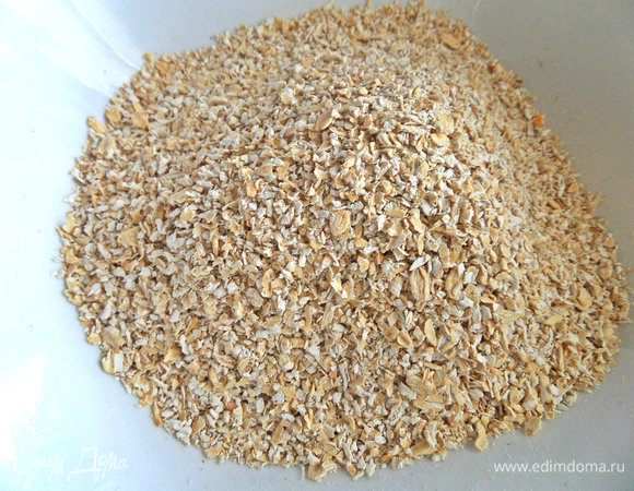 Если нет отрубей, смело берите овсяные хлопья быстрого приготовления или грубые смолотые.