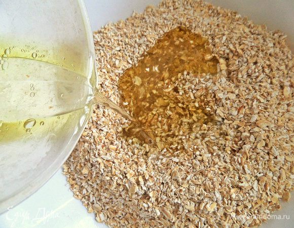 Вливаем в отруби рассол с маслом. Смешиваем, пропитываем.
