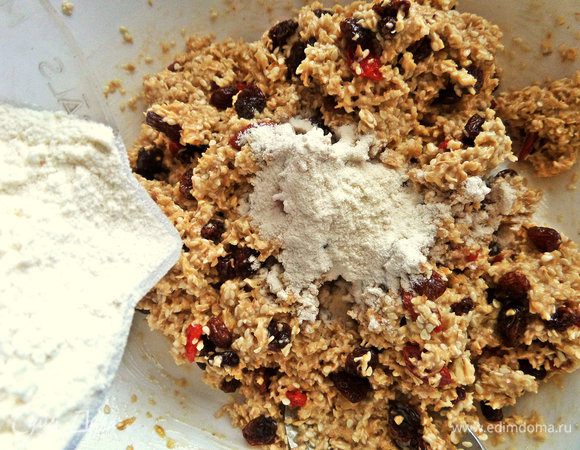 А теперь подсыпаем по частям муку, сколько потребуется, чтобы склеить колобки. Можно и меньше, чем у меня. Катаем шарики, сплющиваем.