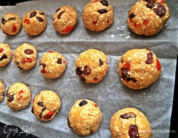 Смазываем пергамент маслом и раскладываем печенье. Получается 21 штучка.