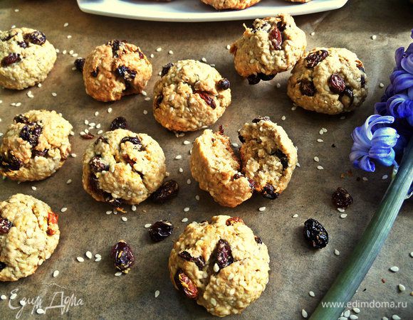 Очень удобно взять на работу, печенье на "два укуса", много места не займет.