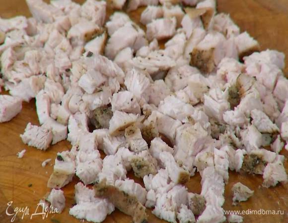 Филе индейки посыпать травами, скрепить пищевой нитью, завернуть в фольгу и запечь в разогретой духовке, затем нарезать небольшими кусочками.