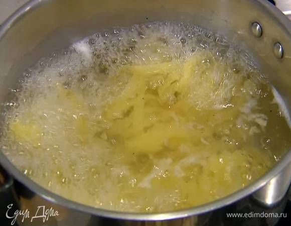 Фестонате отваривать в подсоленной воде на пару минут меньше, чем указано на упаковке, затем воду слить и сохранить.