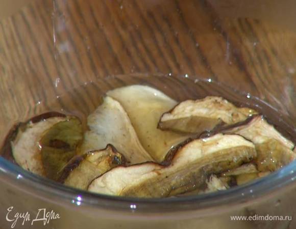 Сухие грибы залить кипятком и дать постоять.