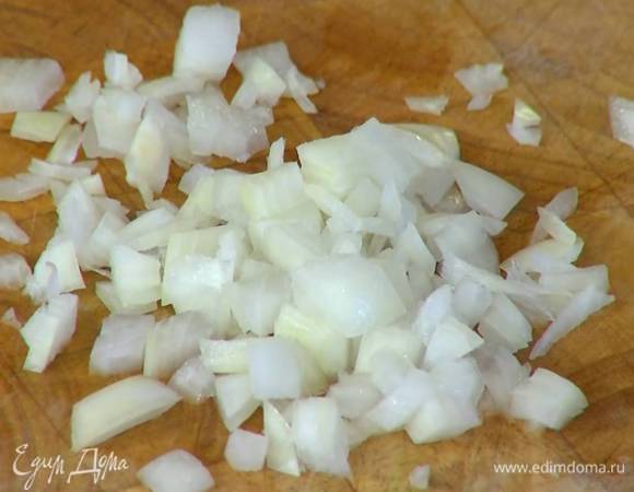 Лук почистить и мелко порубить.