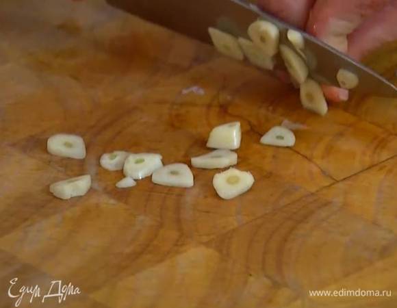 Чеснок почистить и нарезать тонкими пластинками.
