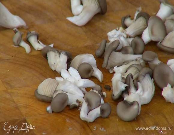 Вешенки и шампиньоны нарезать пластинками, выложить в сковороду с луком и чесноком, посолить, поперчить и перемешать.