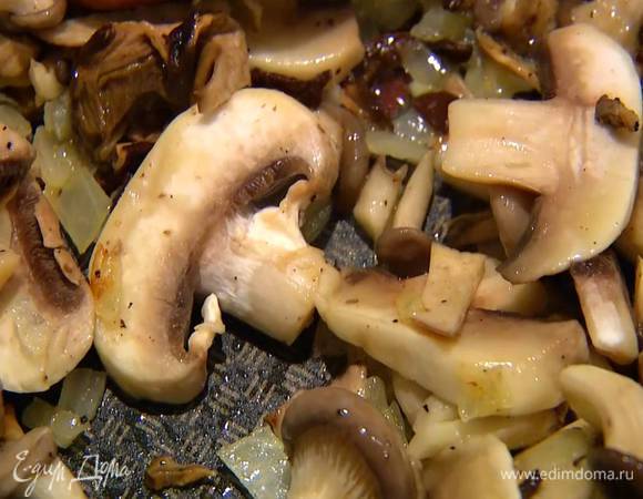 Воду, в которой замачивались лесные грибы, слить и сохранить, грибы мелко порезать, добавить в сковороду и обжаривать пару минут.