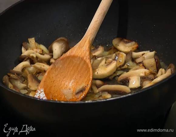 Влить белое вино и дать алкоголю выпариться.