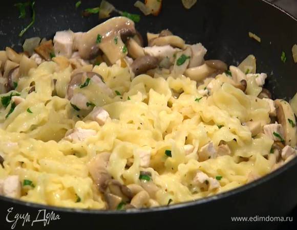 Через сито влить в сковороду воду, в которой замачивались грибы, добавить фестонате, индейку, петрушку, влить сливки и 50 мл воды, в которой варилась паста, все перемешать и прогревать еще пару минут.