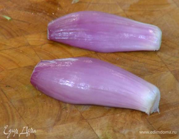 Шалот почистить и порезать не слишком мелко.