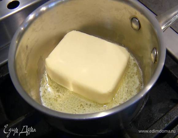 Сливочное масло растопить на небольшом огне.