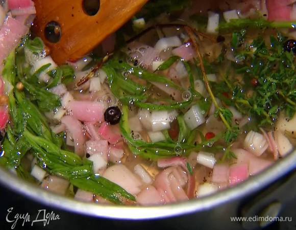 Приготовить соус: лук и чеснок выложить в небольшой ковшик, влить белое вино, уксус, добавить можжевельник, гвоздику, белый, душистый, розовый и свежемолотый черный перец, веточки тимьяна и тархуна и уварить все на медленном огне, затем процедить через сито.