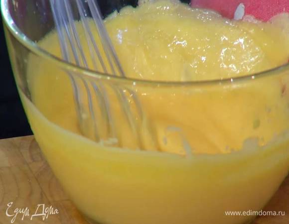 Желтки поместить на водяную баню, посолить, влить 1 ст. ложку холодной воды и, непрерывно перемешивая венчиком, тонкой струйкой влить половину растопленного масла, затем все оставшееся масло. Когда масса начнет густеть, продолжая непрерывно помешивать, тонкой струйкой влить 50 мл процеженного вина с уксусом и, постоянно перемешивая, прогревать соус еще 5–7 минут, пока он не заварится, затем снять с водяной бани и продолжать еще некоторое время вымешивать.