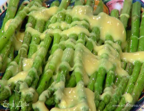 Готовую спаржу полить соусом, оставшийся соус подать в соуснике.